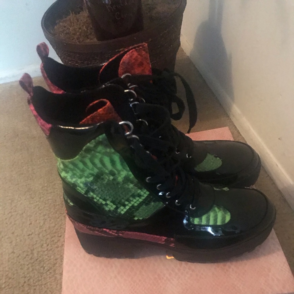 Lace up flat boots. 🖤💚💖